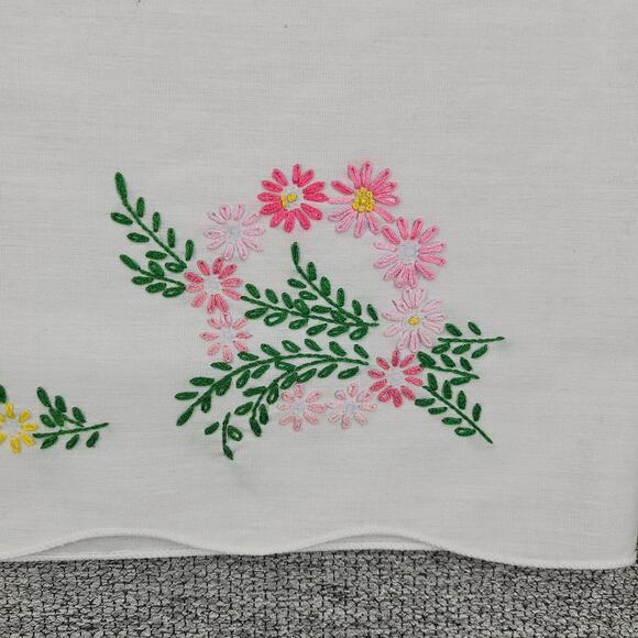 VINTAGE WHITE PILLOWCASE – FLORAL CROSS-STITCH – SCALLOPED EDGE – BOUQUET DESIGN - Picture 7 of 7